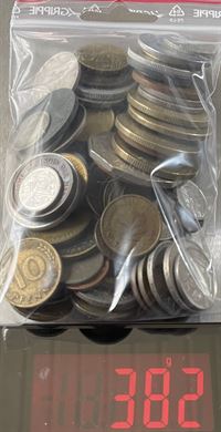 Pose med ca. 380 gr. diverse udenlandske mønter